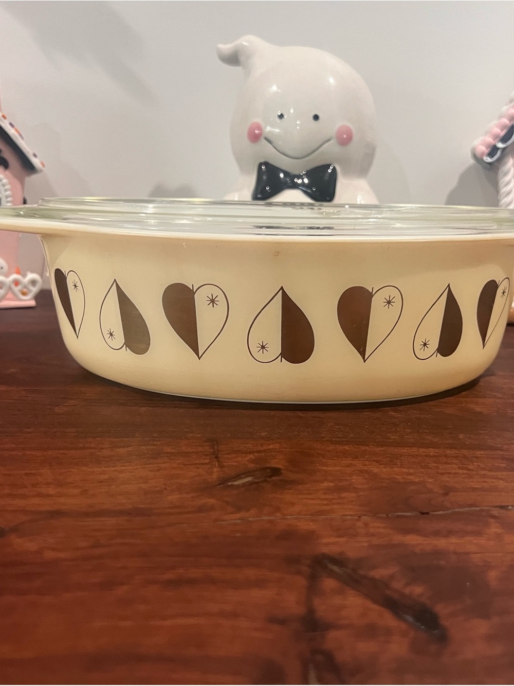Pyrex Cream Casserole Dish with Golden Hearts and Glass Lid